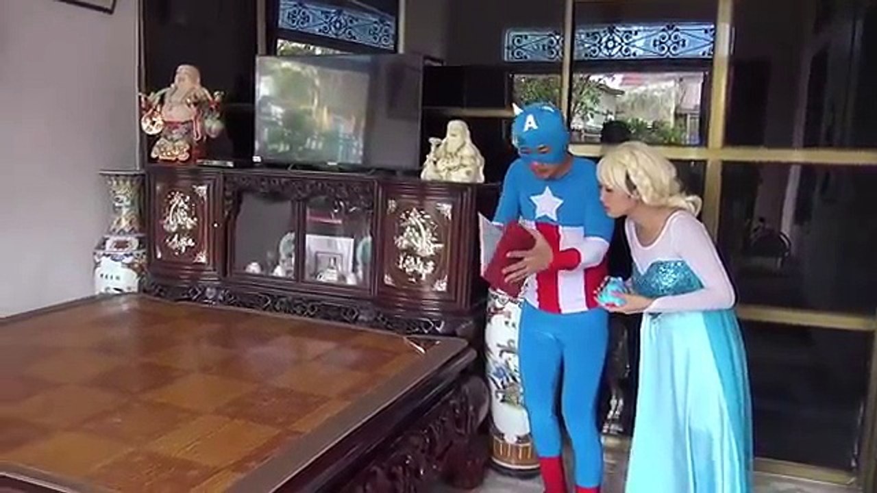 Congelados Elsa carreras de Caballos vs Joker moto de Spiderman en la vida real de la diversión de los Superhéroes de rosas araña