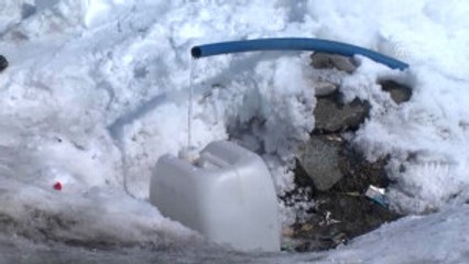 Şebekeler Donunca Vatandaşlar Bidonlarla Su Taşıyor