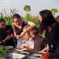 Angelina Jolie dévore des araignées et des scorpions au Cambodge