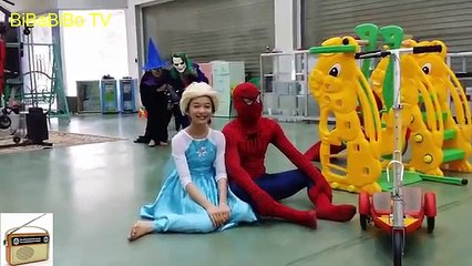 Hulk conducción de automóviles, Spiderman vs Congelado Elsa, Joker y la bruja de la película Divertida en la vida real