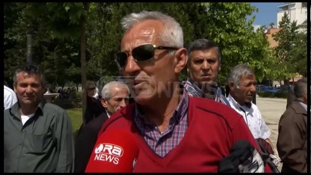 Naftëtarët e Ballshit protestojnë para Parlamentit: Duam bukë e dinjitet- Ora News