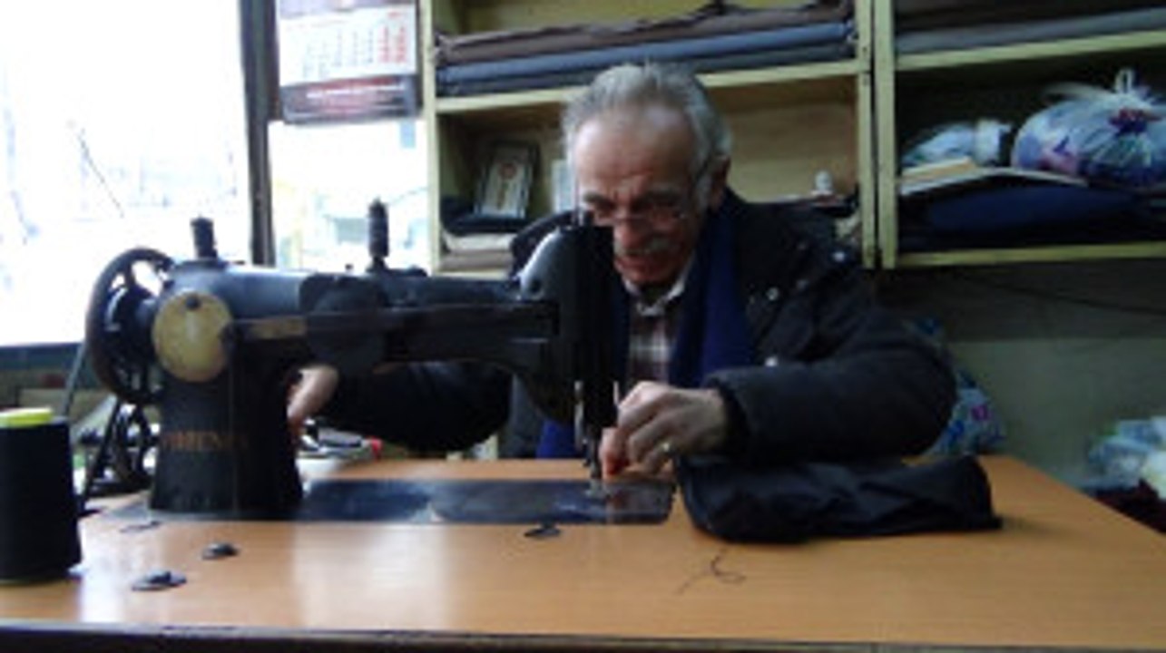 Ekmek Parası Kazandığı Dikiş Makinesi Ile Aynı Yaşta