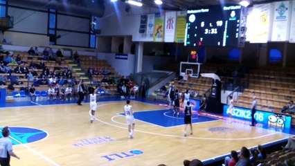 A 16 ans et du haut de ses 2m34, ce jeune basketteur rêve de devenir joueur NBA