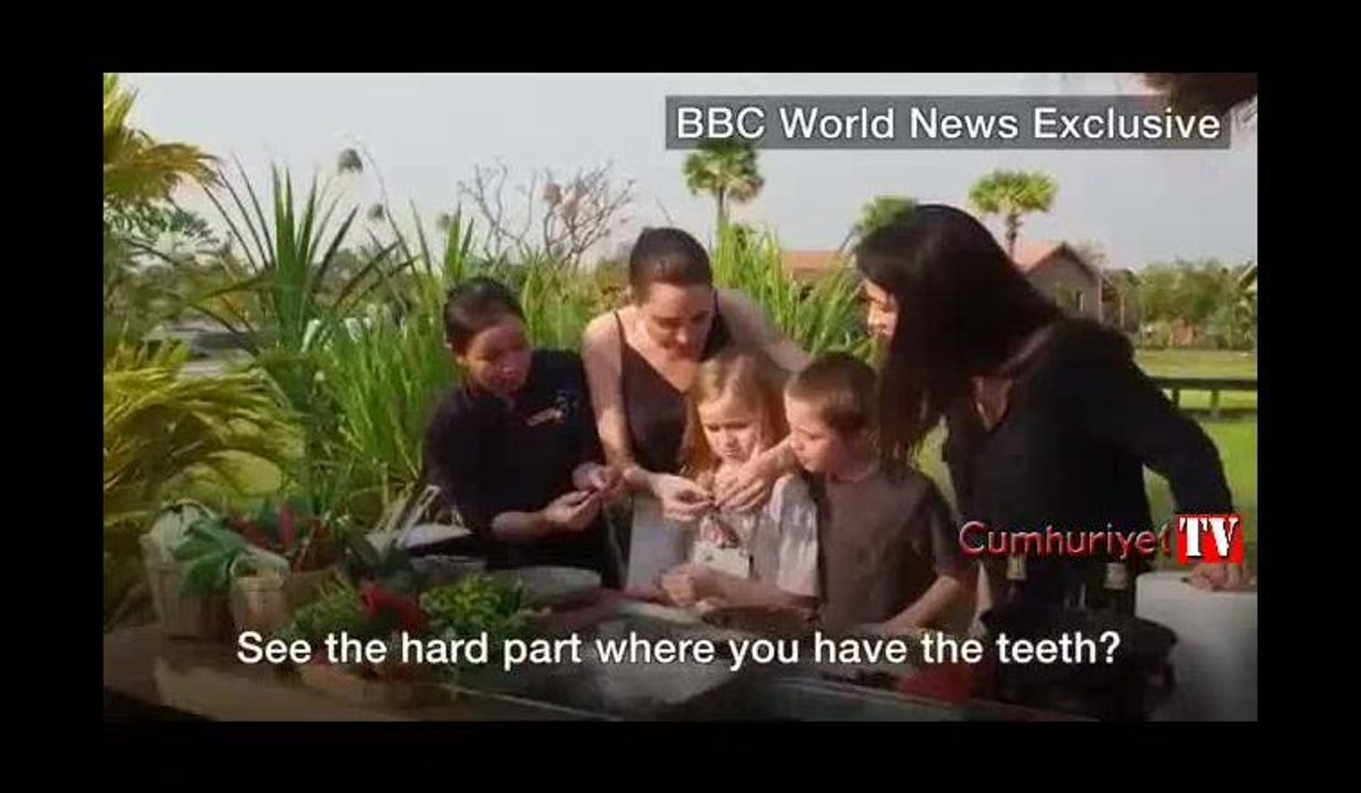Angelina Jolie, çocuklarıyla tarantula ve akrep yedi