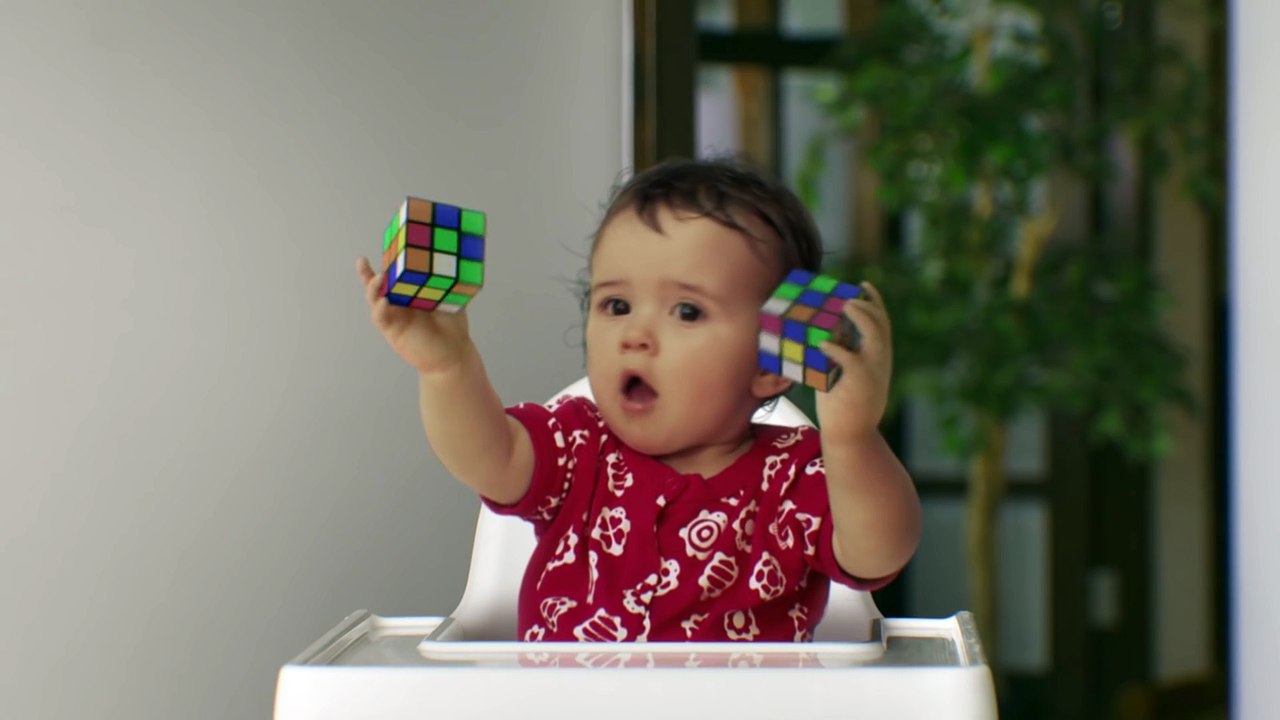 Visa : Le bébé au Rubik's cube