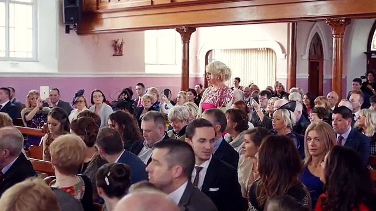 Ils s’apprêtent à prononcer leurs vœux de mariage quand soudain une voix s’élève. La surprise est totale !