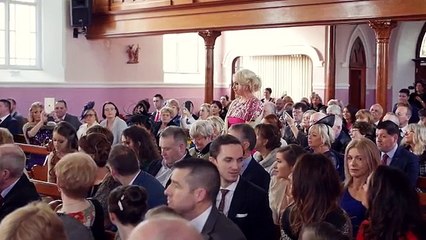 Ils s’apprêtent à prononcer leurs vœux de mariage quand soudain une voix s’élève. La surprise est totale !