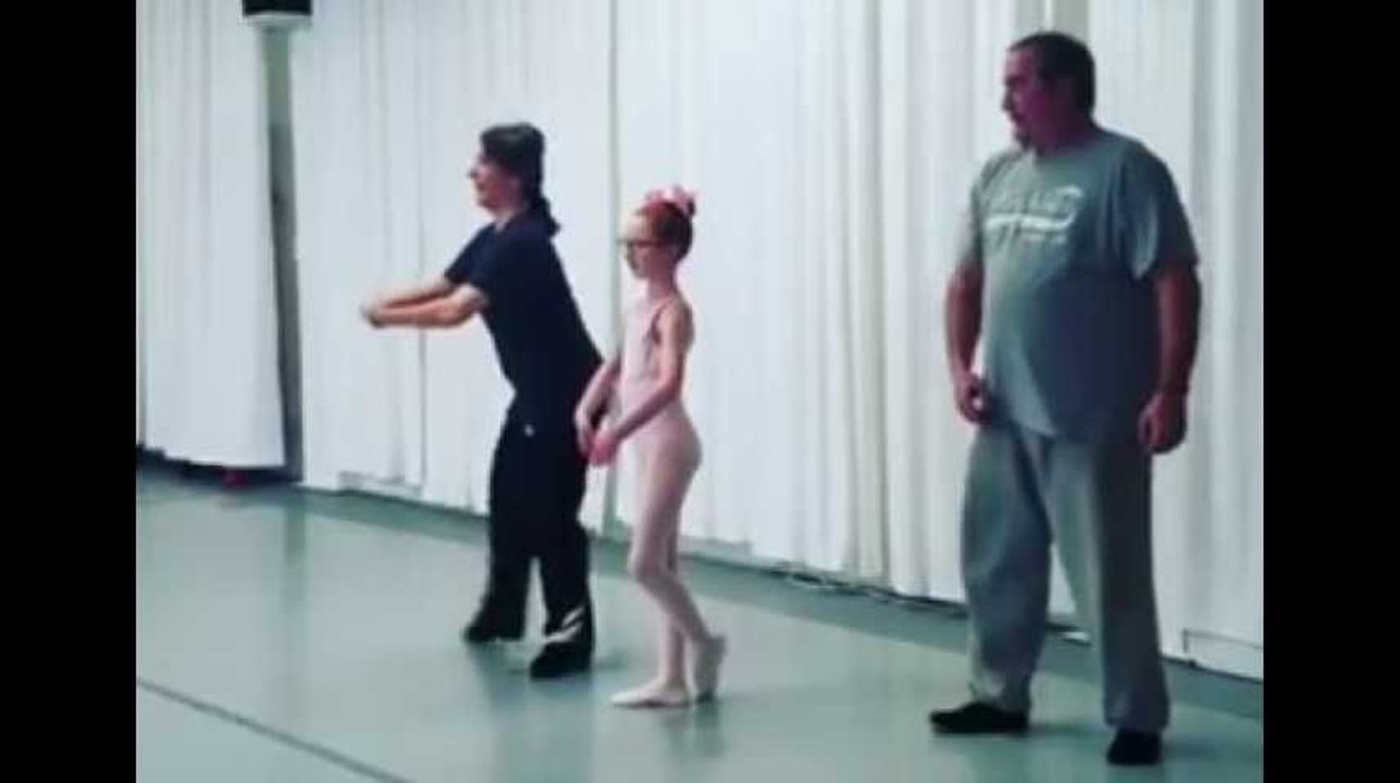 Ces papas accompagnent leurs filles au cours de danse classique... Magique !