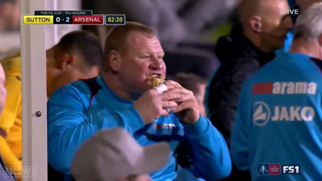 Wayne Shaw, le gardien de but qui mange en plein match