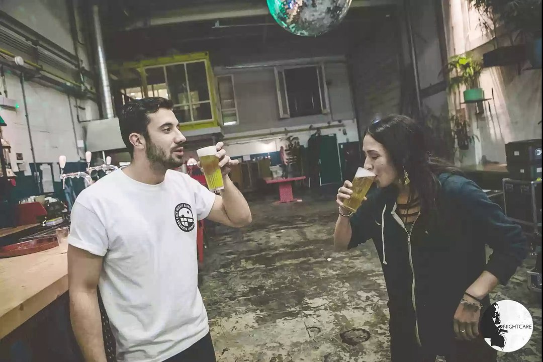 Une femme descend une bière plus rapidement que cet homme