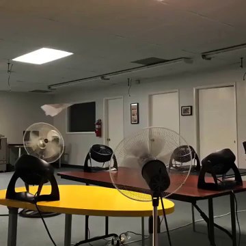 Un avion en papier vole tout seul à l'aide de ces ventilateurs
