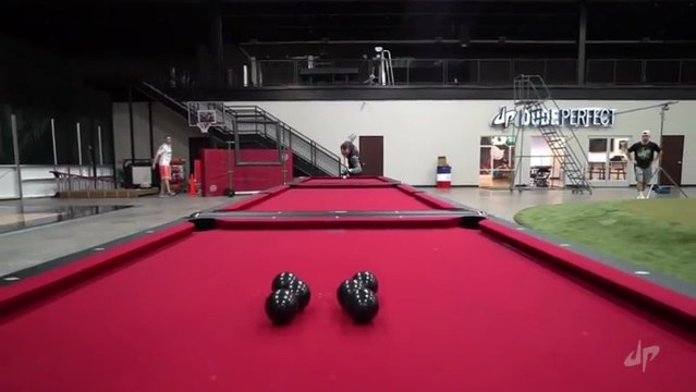 Un joueur de billard réalise un trick shot en utilisant 3 tables !