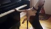 Un chien joue du piano tout en donnant de la voix
