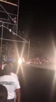 Paulina Rubio se cae del escenario en México
