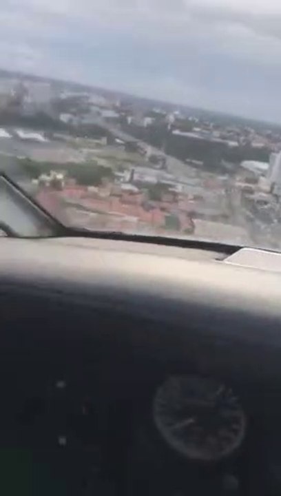 Ces tarés volent à très basse altitude en avion au dessus de la ville !