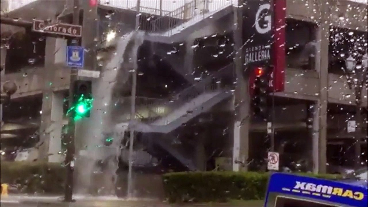 Ce parking inondé s'est transformé en piscine !