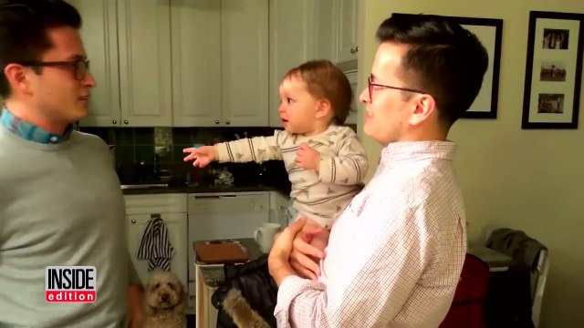 Trop mignon: un bébé complément perdu en voyant le frère jumeau de son père !