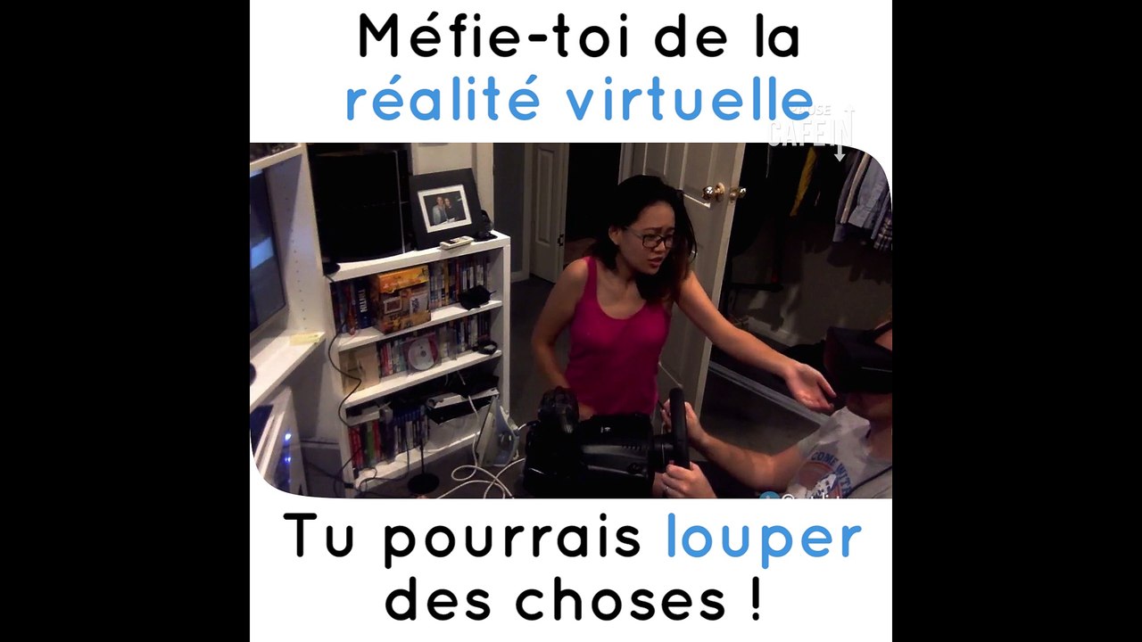 Un homme avec un casque de réalité virtuelle ne voit pas sa copine chanter devant lui