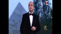 بالفيديو..عمرو أديب يقطع حديثه عن ميسى على الهواء من أمام الأهرامات لسماع آذان المغرب