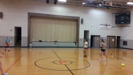 Jouer au dodgeball avec une joueuse de softball