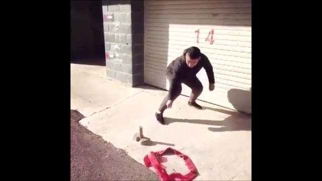 Ce mec se chie dessus en essayant d'allumer une fusée !