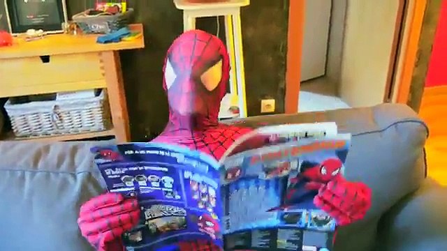 Frozen Elsa & Anna vs Joker SHOPPING CART PRANK! w/ Spiderman Anna Hulk Superheroes In Rea