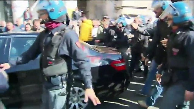 Des centaines de chauffeurs de taxi manifestent à Rome contre la concurrence des VTC
