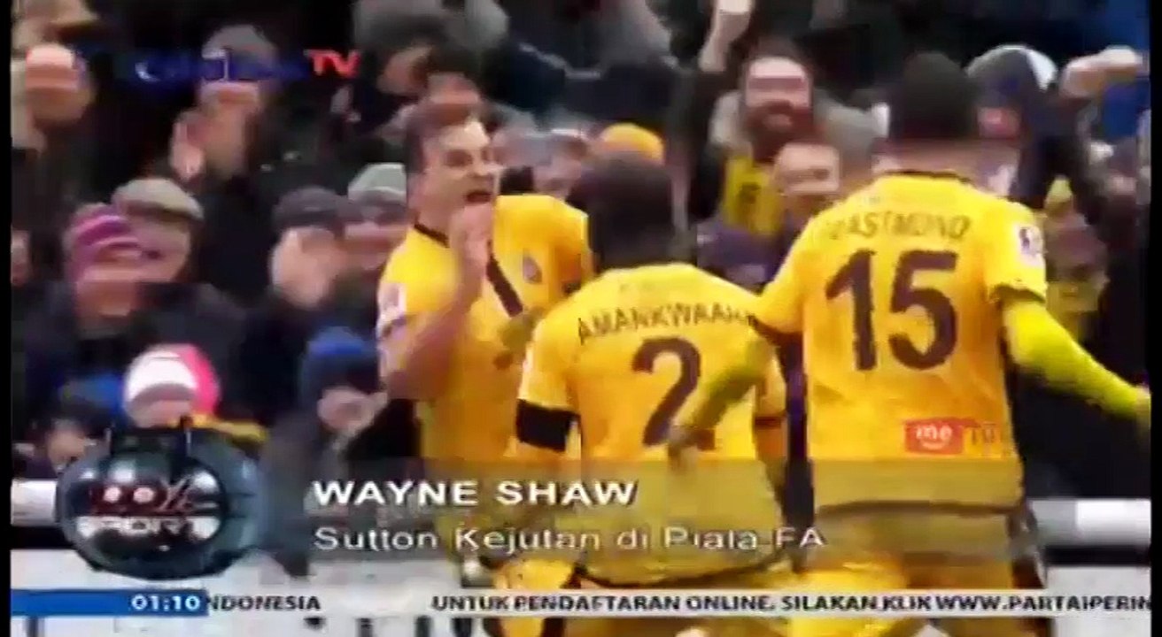 Kiper Sutton United Makan Saat Pertandingan Melawan Arsenal
