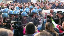 Taxistas chocan con policía en protesta contra Uber en Italia