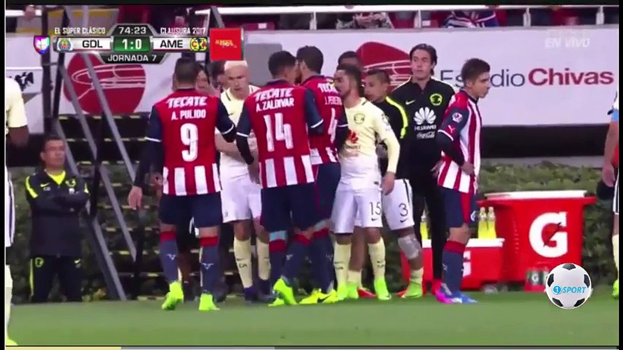 Entraîneur empêche le joueur de l’équipe adverse