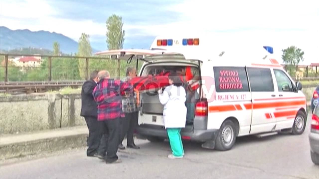 Report TV - Shkodër, treni përplas për vdekje 74-vjeçarin, po transportonte dru