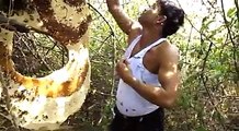 Crazy:  Indian man faces bees without protection!! || Louco: homem indiano encara abelhas sem proteção!!