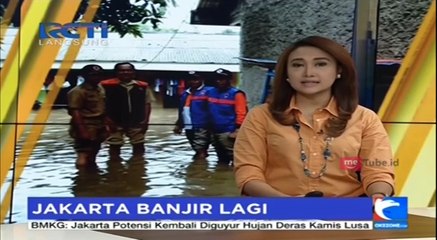 Banjir Tinggi, Warga Parkir Kendaraan di Rel Kereta