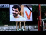 Report TV - Tiranë, qirinj e lule për aktivistin e 