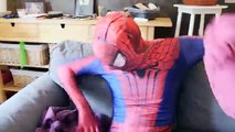 Spiderman w/ Princesa Anna Embarazada y Spiderbaby en la Vida Real pies Congelados Elsa Besar a la Rana