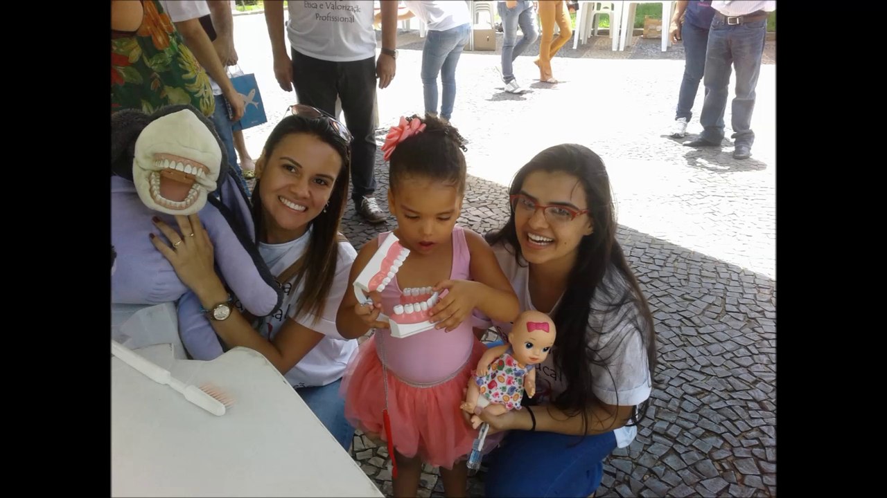 Bêh  SAÚDE BUCAL COMO ESCOVAR OS DENTINHOS