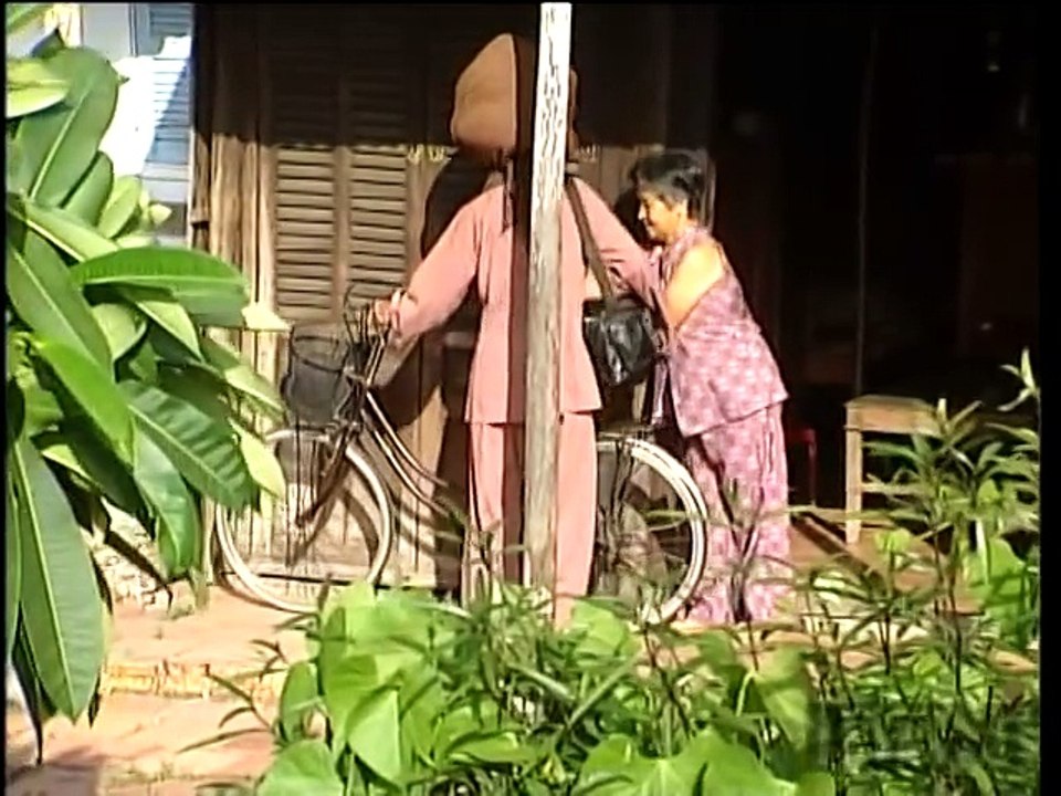 Il n'a pas coupé ses cheveux depuis 50 ans et ne les a pas lavé depuis 11 ans,Regardez quand il enlève son foulard