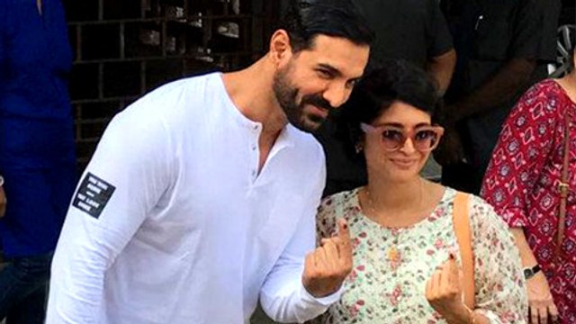 Aamir Khan's Wife Kiran Rao Casts Her Vote And Appeals Public To Vote | BMC Elections 2017