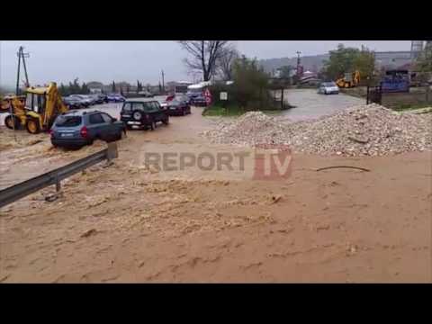 Report TV - Gjirokastër Përroi del nga shtrati, bllokohet rruga Gjirokastër-Kakavijë