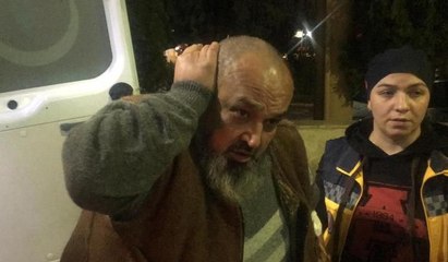 Başına saplı bıçakla hastaneye getirildi