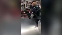 Son bébé n’arrête pas de pleurer au supermarché, le caissier fait une chose incroyable pour la tirer d’affaire !