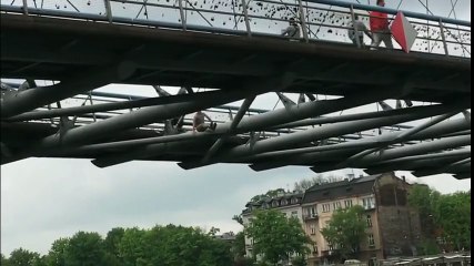 Il fait le kéké sur un pont, il n'aurait pas dû !! PLOUF !!