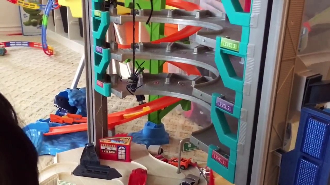 WOW! BIGGEST Hot wheels ULTIMATE Garage PLAYSET FAN MAN & Shark Attack Unboxing!
