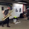 Ces musiciens foutent le feu dans le métro de New York !