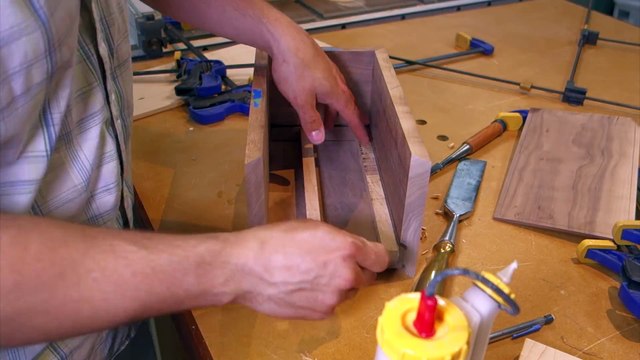 Cet homme sait faire ce qu'il veut de ses mains avec du bois !