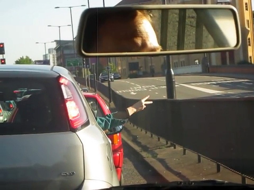 Jouer à pierre feuille ciseaux dans les emboute...