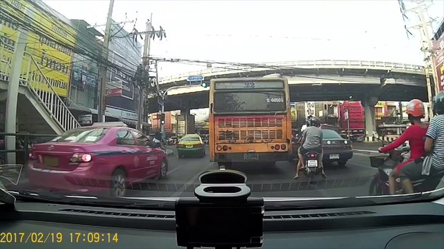 Un Bus manque de tuer un passager de scooter à Bangkok