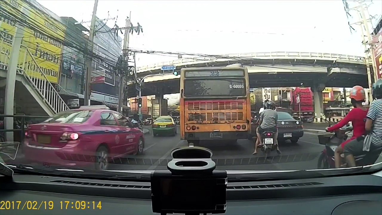 Un Bus manque de tuer un passager de scooter à Bangkok