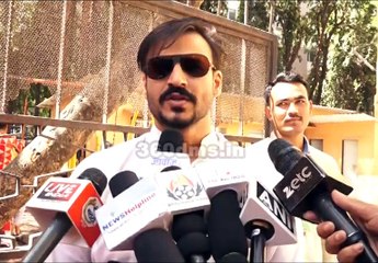 Great Grand Masti STAR Vivek Oberoi Appealed Everyone to Give Vote