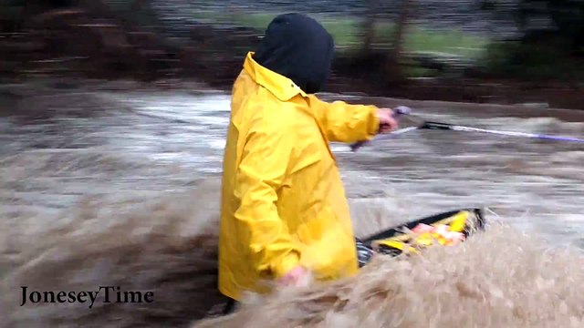 Ski nautique et wakeboard dans les rues inondées en Californie